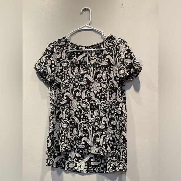 Ladies B&W Floral/Paisley Print Express SS Blouse | Size XS - Picture 1 of 7